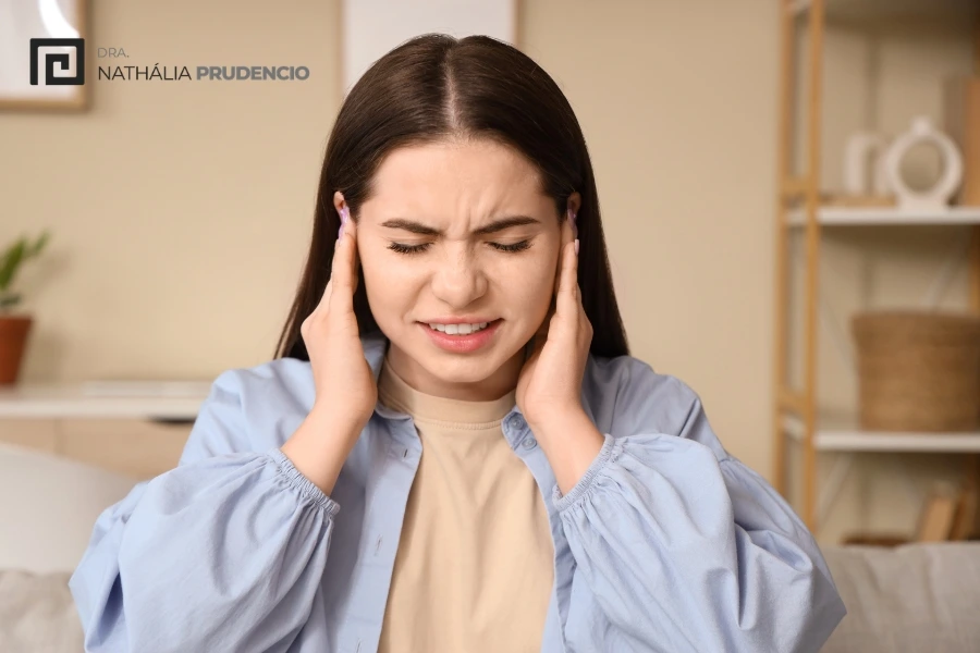 Mulher incomodada tocando os ouvidos - Tontura pode ser problema de ouvido